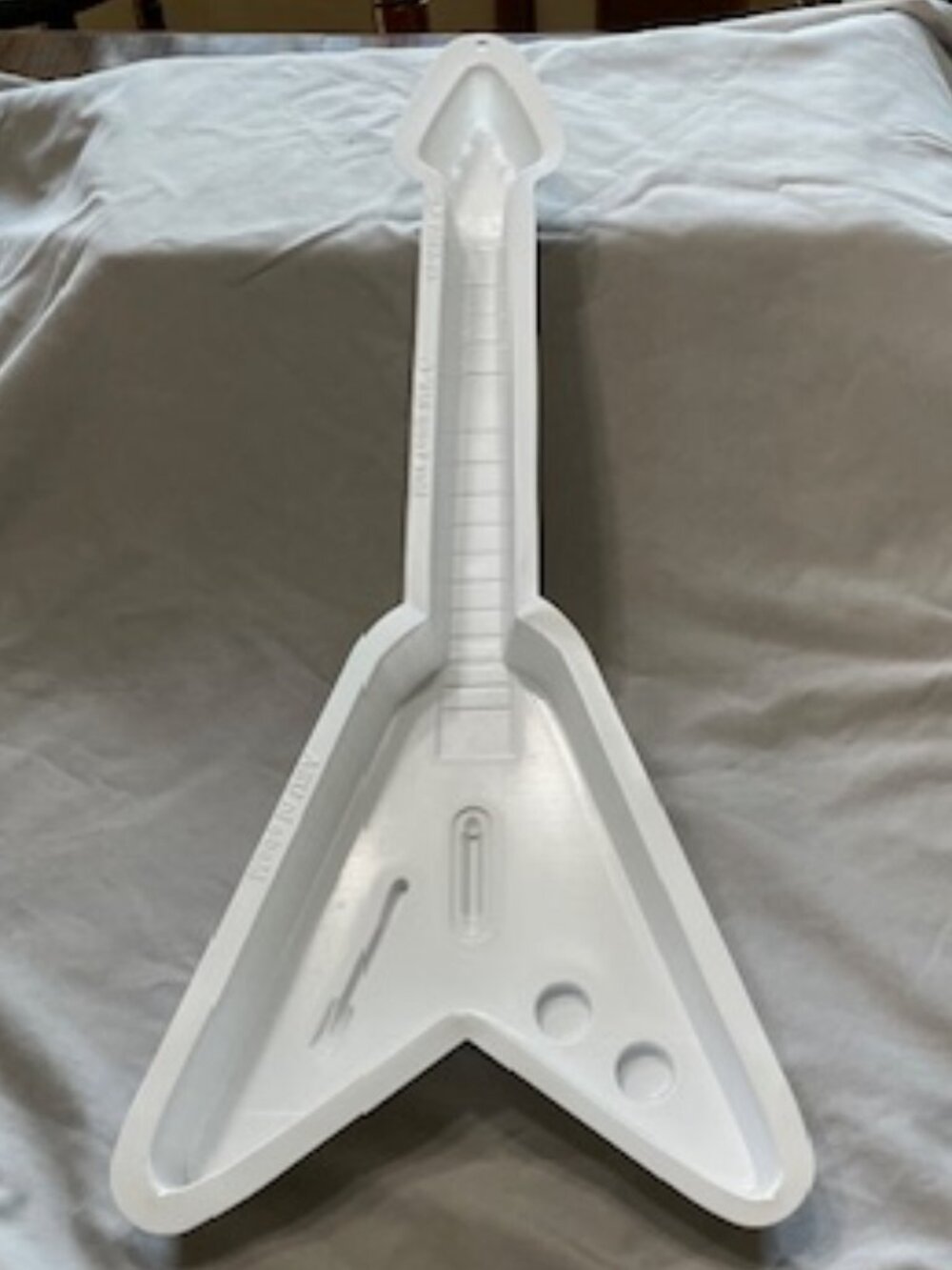 Pantastic “Guitar Hero” Electric V-shaped Guitar Cake Mold - Picture 2 of 2